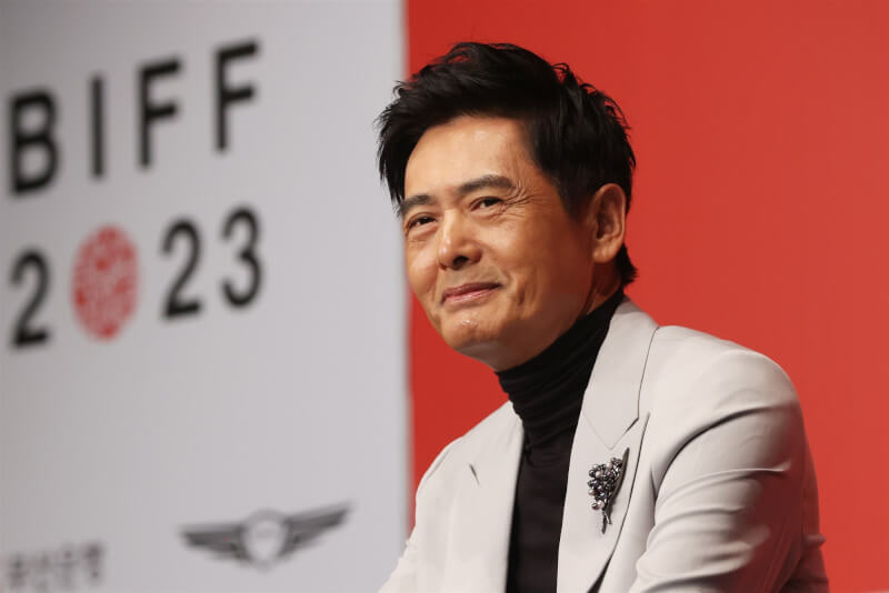 香港影星周潤發在今年釜山國際影展獲頒年度亞洲電影人獎，他日前出席記者會。（韓聯社）