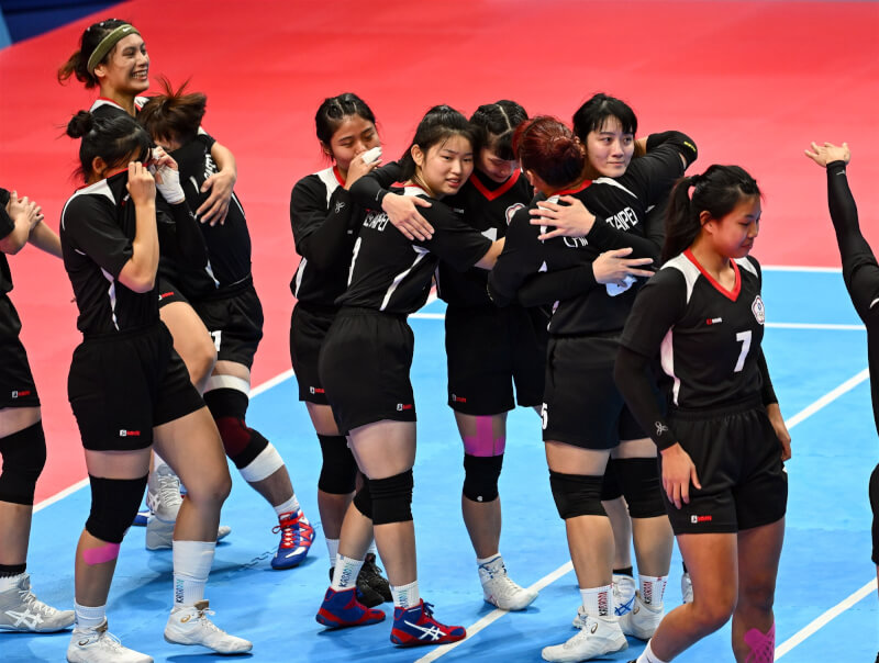 亞運卡巴迪台灣女子代表隊6日力退上屆亞運金牌隊伊朗、闖進金牌戰，選手賽後激動相擁。（中華奧會提供）