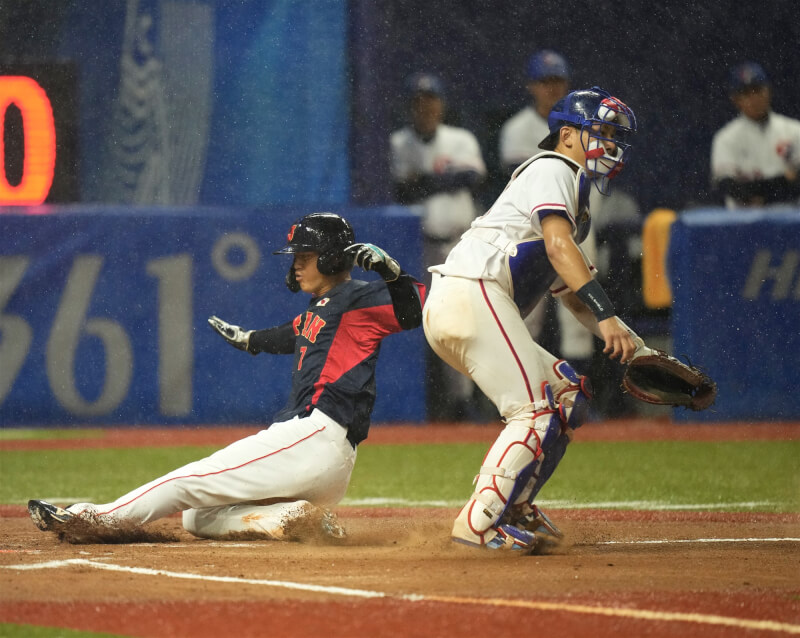 杭州亞運棒球6日上演「台日大戰」，7局上時因雨勢過大暫停，最後裁定台灣隊（白衣）0比2落敗。（中華奧會提供）