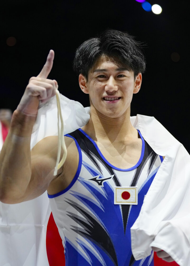 日本體操名將橋本大輝5日在拿下世界體操錦標賽男子全能賽事金牌，也是史上第4位在世錦賽全能項目中二連霸的選手。（共同社）