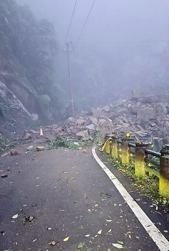 嘉義縣番路鄉嘉130線5.8公里處6日上午有大量落石崩落，道路無法通行。（警方提供）中央社記者蔡智明傳真  112年10月6日