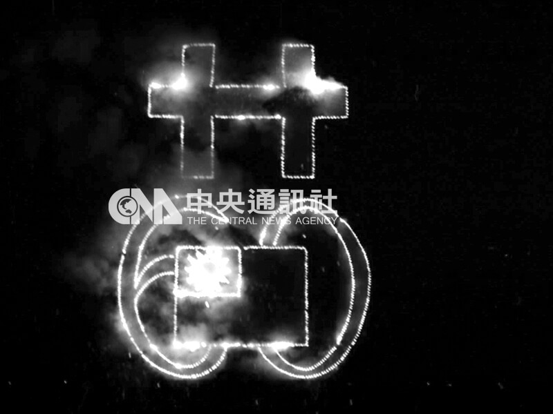 民國60年國慶日,在台北淡水河5號水門施放國慶焰火,有雙十與60的字樣。(中央社檔案照片)