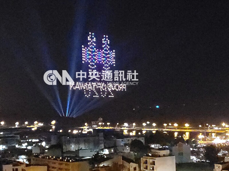 民國109年,國慶煙火在台南登場,400架無人機在空中排列展演,十分吸睛。(中央社檔案照片)
