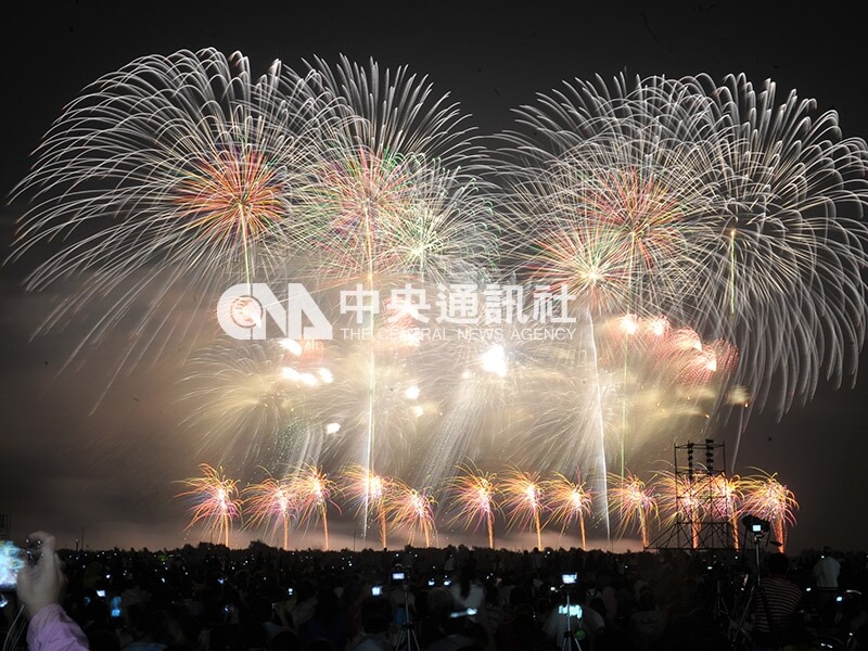 民國100年,百年國慶煙火在彰化縣彰濱工業區舉行,主題煙火精采炫麗。(中央社檔案照片)