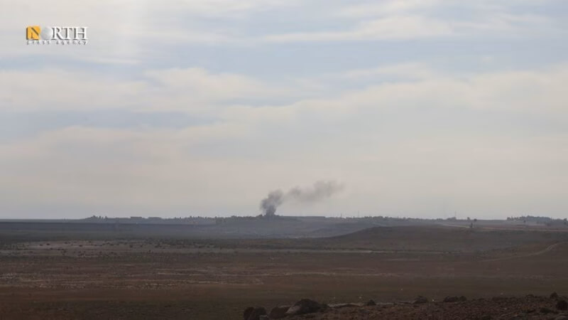 土耳其5日聲稱在敘利亞對庫德族武裝分子目標發動襲擊。圖為敘利亞哈沙卡遭空襲後冒出黑煙。（North Press Agency/via 路透社）