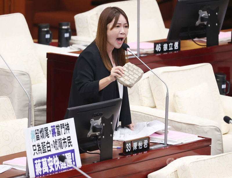 台北市長蔣萬安6日赴議會施政報告並備詢,民進黨籍議員陳怡君(圖)質詢時批評,基泰建設有人在北市府當顧問,而北市府拆除民宅容易、卻拔不掉基泰的「門神」。中央社記者張新偉攝 112年10月6日