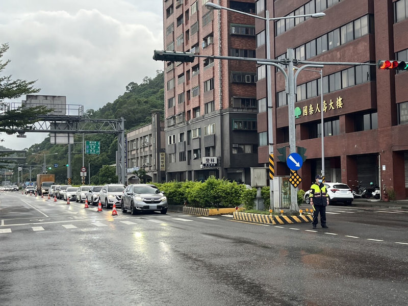 國慶連續假期首日，蘇花公路改善路段南下路段7日清晨5時起就湧現車潮，一度回堵到蘇澳市區。（警方提供）中央社記者沈如峰宜蘭縣傳真  112年10月7日