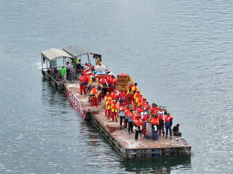 雲林縣北港朝天宮媽祖7日首度到南投縣魚池鄉展開水陸空遶境活動，媽祖行列上午先搭船至日月潭伊達邵碼頭，再轉乘纜車前往當地遊樂園。（魚池鄉農會提供）中央社記者蕭博陽南投縣傳真  112年10月7日