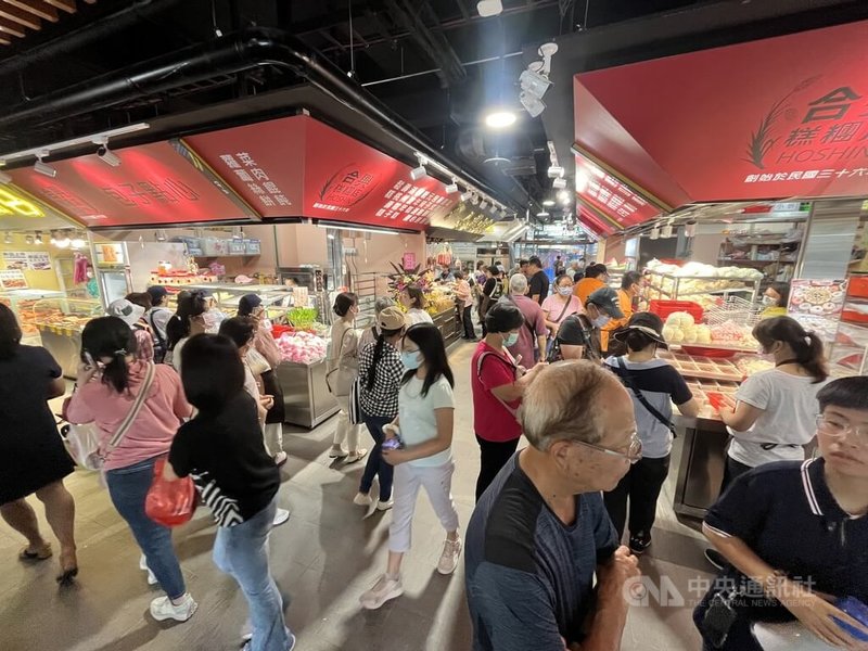 台北市南門市場7日進駐新大樓試營運,市場內部寬敞明亮,吸引許多民眾前往採買。中央社記者徐肇昌攝 112年10月7日