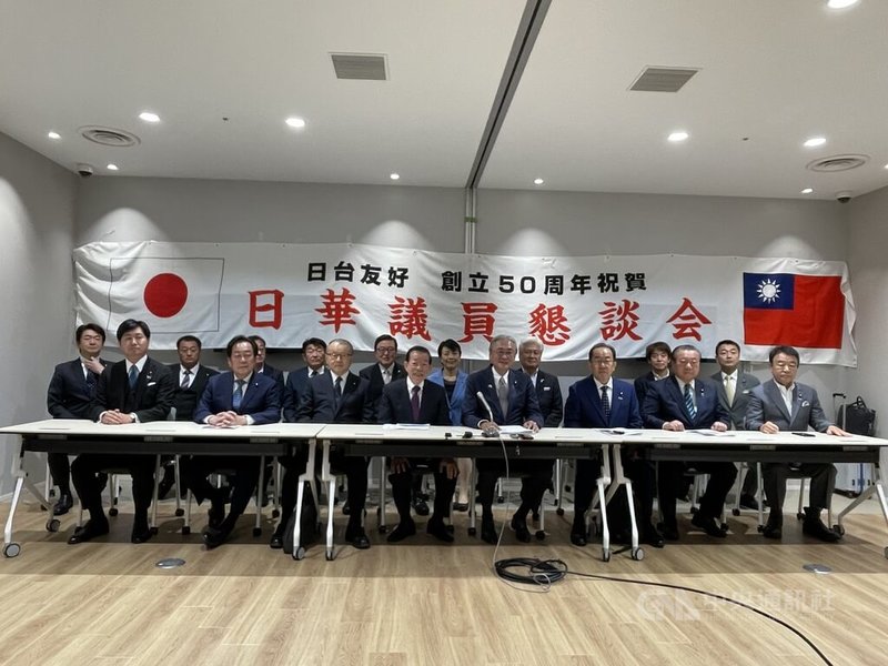 雙十國慶將至，日本國會跨黨派議員組成42人的最大團訪台，日華議員懇談會會長古屋圭司7日率團從東京羽田機場出發，駐日代表謝長廷到機場送機並表示感謝。中央社記者楊明珠東京攝  112年10月7日