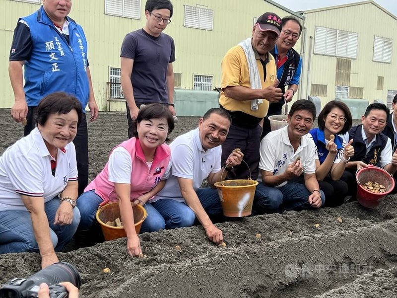 國民黨總統參選人侯友宜（前左3）7日在黨籍立委楊瓊瓔（前左2）陪同下，前往台中市后里區走訪基層，並下田試種馬鈴薯。中央社記者郝雪卿攝  112年10月7日