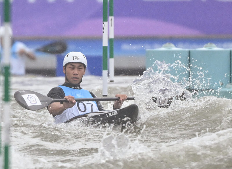 台灣輕艇好手吳少璿7日在杭州亞運男子輕艇激流標竿K1決賽繳出97秒12的成績，為台灣再添一面銅牌。（中華奧會提供）中央社記者黎建忠傳真  112年10月7日