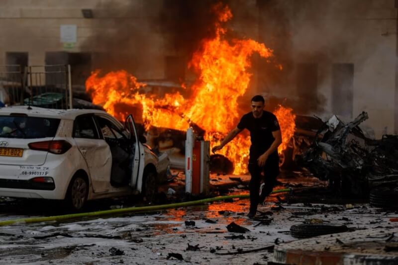 伊斯蘭主義運動組織「哈瑪斯」7日發動火箭攻擊加薩走廊一帶，街道上汽車起火燃燒。（路透社）