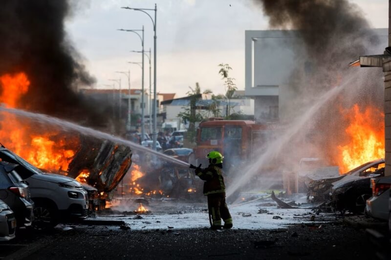 伊斯蘭主義運動組織「哈瑪斯」7日對以色列發動火箭突襲，消防人員在街區滅火。（路透社）