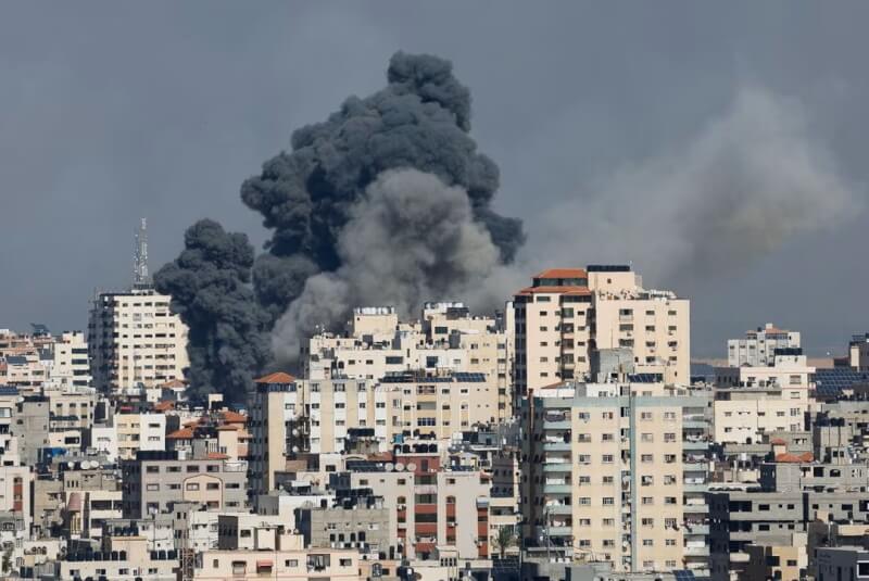 以色列7日回擊哈瑪斯，對加薩地區發動空襲後冒出濃煙。（路透社）