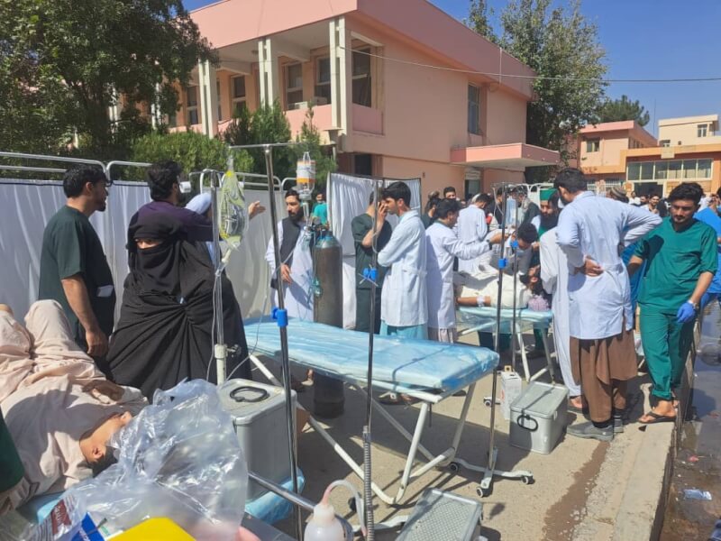 阿富汗7日發生規模6.3強震，已造成14人喪命、78人受傷，當地在戶外架起病床醫治傷患。（圖取自twitter.com/WHOAfghanistan）