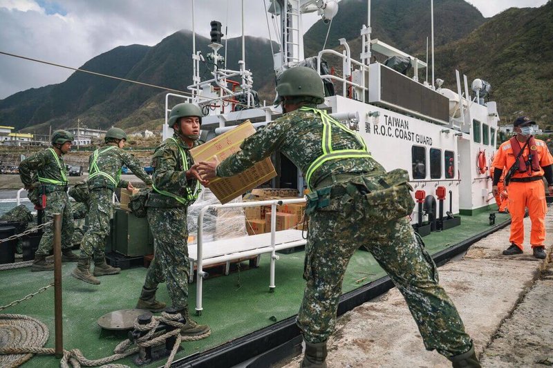 台東縣蘭嶼鄉颱風後災情嚴重，國軍第二作戰區7日編組台東地區指揮部及海軍水下作業大隊、攜帶發電機、鏈鋸機及水肺等機具，優先協助開元港及蘭嶼高中執行水下船隻標定等災後復原工作。（第二作戰區提供）中央社記者張祈傳真  112年10月7日