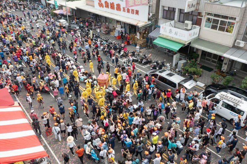 苗栗縣通霄鎮白沙屯拱天宮媽祖7日首次至嘉義市贊境，吸引上萬信眾跟隨，爭相「鑽轎腳」祈求平安。（余信賢提供）中央社記者蔡智明傳真  112年10月7日