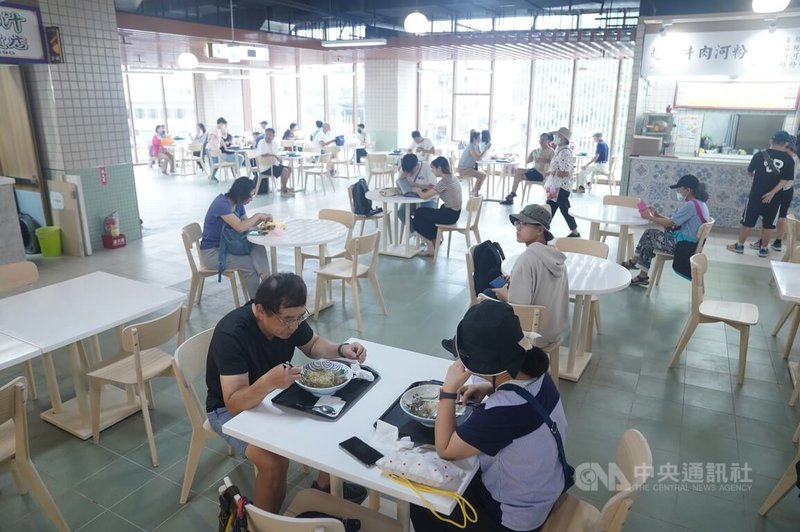 台北市南門市場7日進駐新大樓試營運,不少民眾在2樓美食廣場享用美食。中央社記者徐肇昌攝 112年10月7日