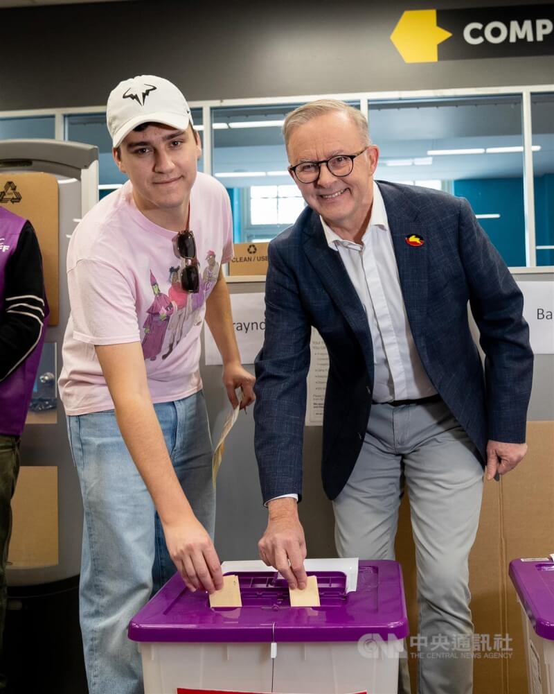 澳洲總理艾班尼斯（Anthony Albanese，右）在家人陪同下，7日回到選區新南威爾斯州格賴恩德勒區完成提前投票。（取自艾班尼斯臉書截圖）中央社記者楊淳卉雪梨傳真 112年10月7日