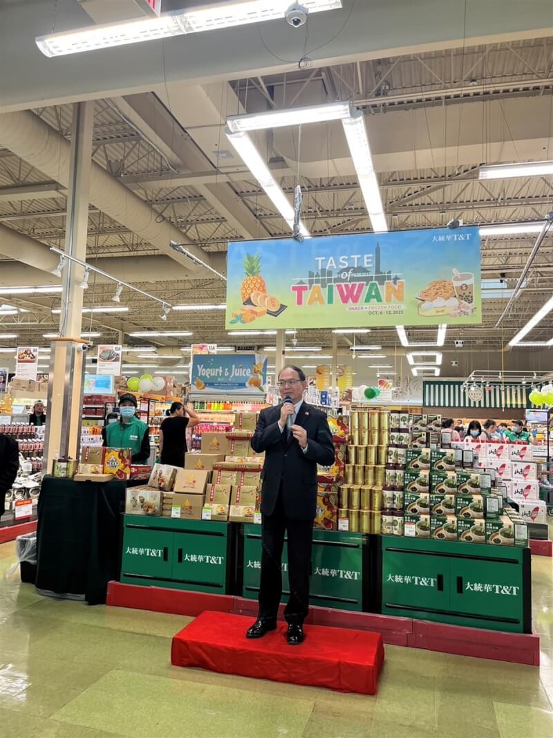 駐加拿大代表曾厚仁6日在渥太華大統華超市舉辦的「台灣食品節」開幕活動中致詞。（多倫多台貿中心提供）中央社記者胡玉立多倫多傳真 112年10月7日