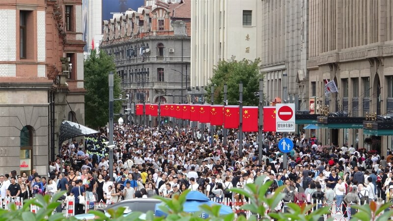 中國十一長假，上海南京東路徒步區滿是遊客景象。 中央社記者李雅雯上海攝 112年10月3日