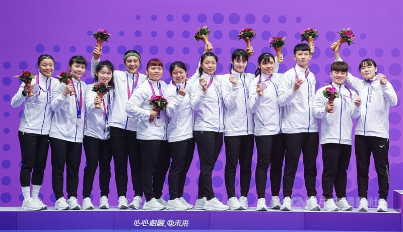 亞運卡巴迪台灣女子代表隊7日在金牌戰對上強權印度隊，最終摘下銀牌，創下台灣史上最佳成績，台灣隊員在頒獎典禮上拿起獎牌合影。中央社記者鄭清元攝 112年10月7日