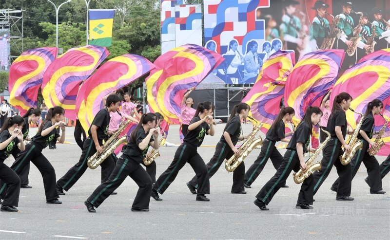 雙十國慶將至，民國112年國慶主題為「民主台灣 堅韌永續 2023 TAIWAN NATIONAL DAY」，7日下午先在總統府前舉行國慶大會預演，日本東京農業大學第二高等學校吹奏樂部「翡翠騎士」也亮相彩排。中央社記者張皓安攝 112年10月7日