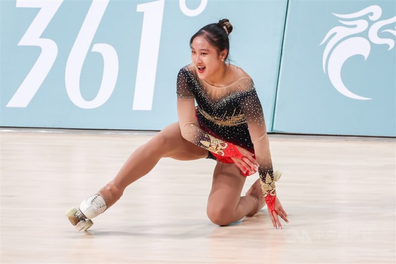 台灣滑輪花式溜冰好手洪筱晴（圖）7日在杭州亞運女子個人決賽登場，儘管長曲第2跳時出現小失誤，最終仍獲得55.62分，以總分94.38分摘金，也完成與爸爸之間的約定，而她想跟天上的父親喊話，「想跟爸爸說，我做到了，希望爸爸有看到」。中央社記者裴禛攝 112年10月7日