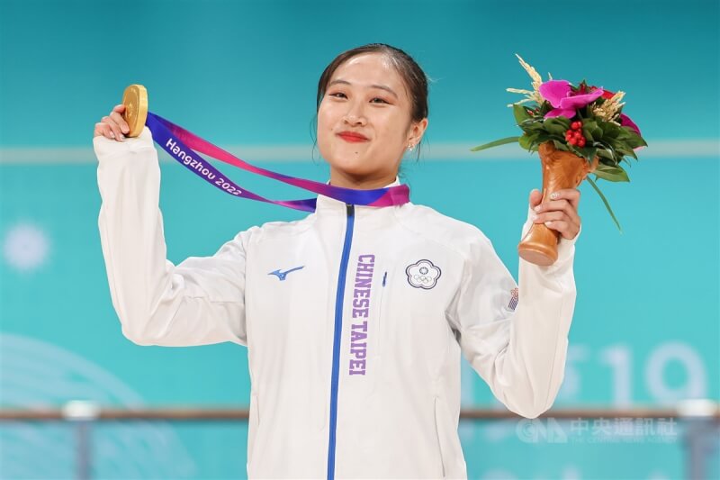 台灣滑輪溜冰女將洪筱晴（圖）7日在杭州亞運滑輪花式溜冰女子決賽，以總分94.38分摘金，她在頒獎典禮上開心拿著獎牌拍照。中央社記者裴禛攝　112年10月7日
