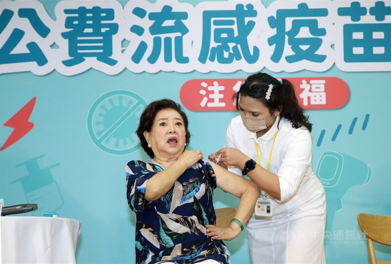 衛福部疾管署2日舉行公費流感疫苗開打記者會，84歲的藝人陳淑芳（左）分享，這是她第一次接種流感疫苗，且決定以後都要定期施打，保護自己和家人。 中央社記者郭日曉攝 112年10月2日