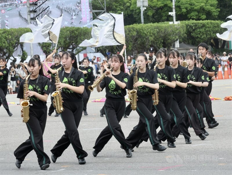 國慶籌備委員會7日在總統府前進行112年國慶大會預演，有「翡翠騎士」稱號的東京農業大學第二高等學校吹奏樂部以生動、活潑的方式帶來多首動漫組曲，場面熱鬧。中央社記者張皓安攝 112年10月7日