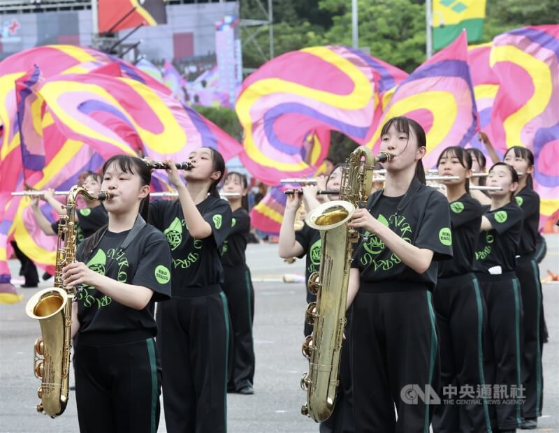 112年國慶大會預演7日下午在總統府前舉行，日本東京農業大學第二高等學校吹奏樂部「翡翠騎士」現場帶來知名動漫音樂組曲，展現青春魅力。中央社記者張皓安攝 112年10月7日