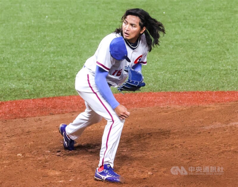 杭州亞運棒球7日晚間金牌戰由台灣隊與韓國隊交手，台灣2局上受雨勢影響失2分，暫時以0比2落後，6局時台灣方面更換投手，由劉致榮登板接替。中央社記者鄭清元攝 112年10月7日