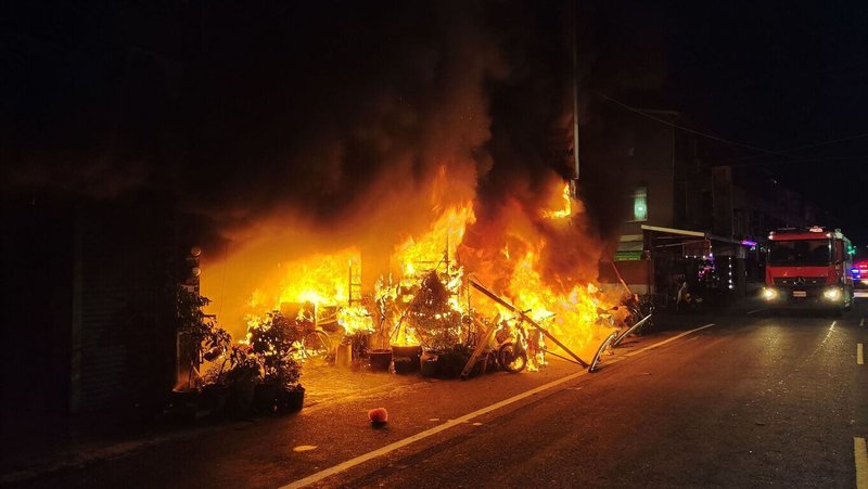 台南市安南區一家機車行7日凌晨發生火警，延燒3戶人家，消防局緊急出動灌救，疏散10人，其中1人受困嗆傷被救出，意識清醒送醫。（台南市消防局提供）中央社記者張榮祥台南傳真  112年10月7日