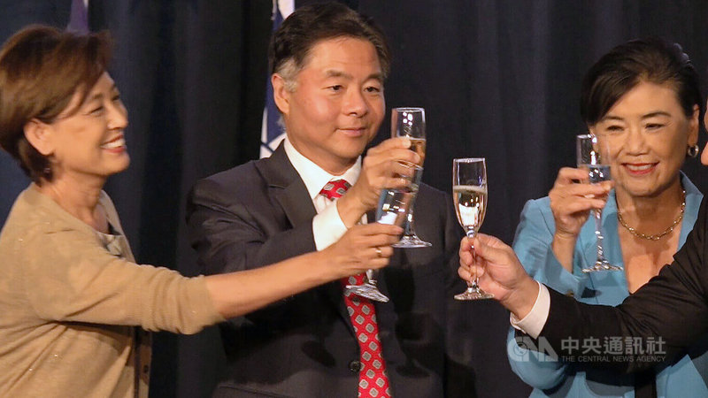 美國國會聯邦眾議員右起為民主黨籍的趙美心（Judy Chu）、劉雲平（Ted Lieu）及共和黨籍的金映玉（Young Kim）6日出席駐洛杉磯辦事處舉行的雙十國慶酒會，不分黨派各自在不同議題支持台灣。中央社記者林宏翰洛杉磯攝  112年10月7日