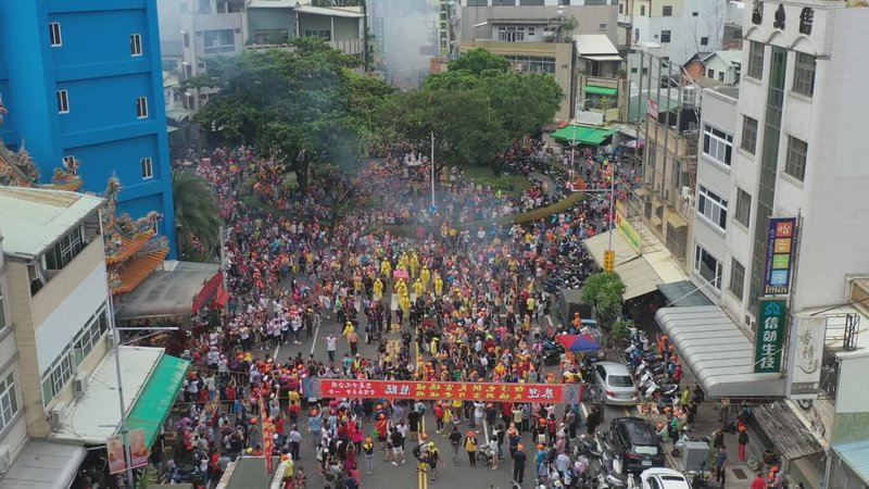 苗栗縣通霄鎮白沙屯拱天宮建廟160週年，7日首次至嘉義市贊境，媽祖鑾轎所到之處熱鬧滾滾，東門圓環擠滿跟隨的信眾。（嘉義市政府提供）中央社記者蔡智明傳真  112年10月7日