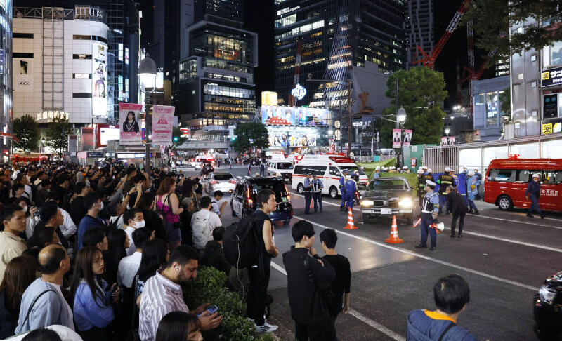 日本東京都澀谷區7日晚間有汽車衝向人群，導致多人受傷。（共同社）