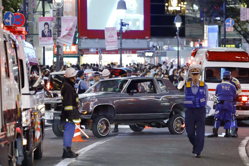 日本澀谷車站7日有汽車突然衝向人群，開車的男子被警察當場逮捕，自稱方向盤操作失誤轉錯方向。（共同社）