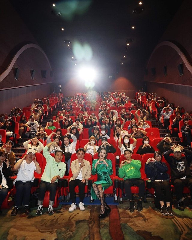電影「莎莉」於釜山影展放映,導演練建宏(前排左4)與演員劉品言(前排右4)6日與觀眾相見歡。(練建宏提供)中央社記者廖禹揚釜山傳真 112年10月7日