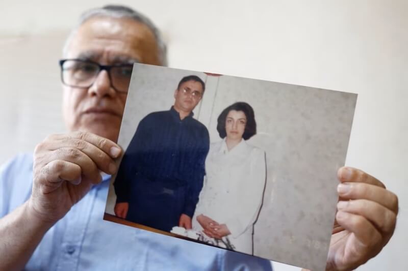 圖為穆哈瑪迪的丈夫拉馬西（Taghi Ramahi）6日在妻子獲頒和平獎後於巴黎住家受訪展示兩人舊合照。（路透社）
