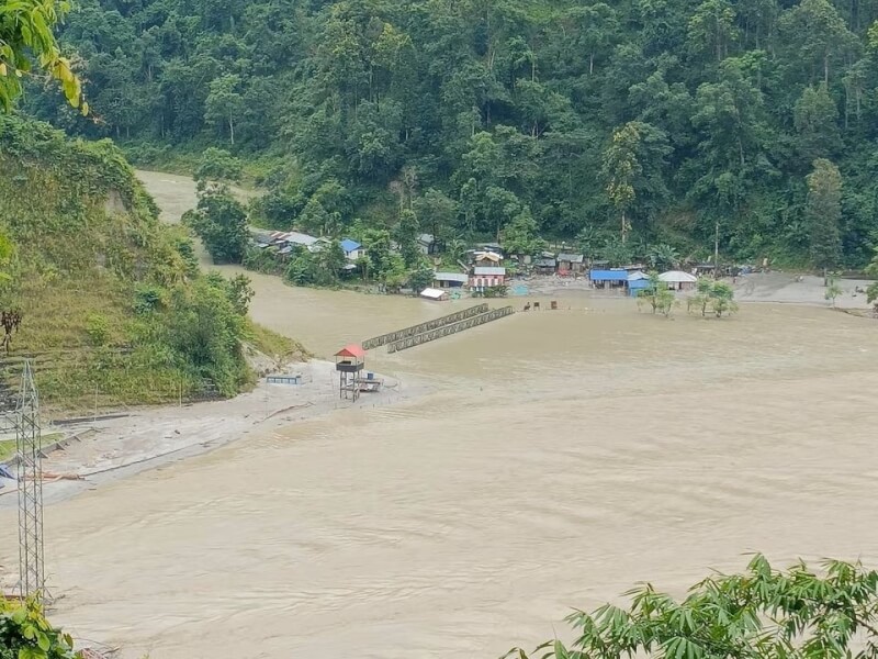 印度日前豪雨導致東北部喜馬拉雅山區一個冰川湖潰堤，至少56人死亡。圖為5日西孟加拉省蒂斯塔河水位高漲。（路透社）