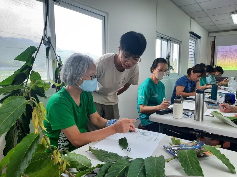 台大學生李聿軒（左2）透過青年暑期社區職場體驗計畫，到高雄市野鳥學會學習，並籌辦科學繪圖工作坊，協助推廣生態保育工作。（青年署提供）中央社記者許秩維傳真  112年10月8日