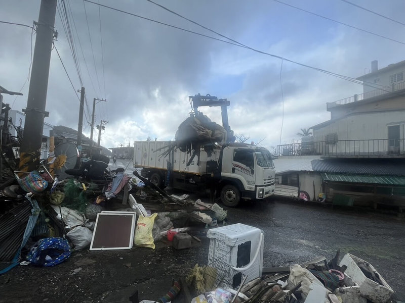 颱風小犬來襲對蘭嶼造成嚴重影響，台東縣環保局持續投入各項資源，包含各式機具車輛、人力及生活物資，希望透過充足量能加速災後復原行動，讓當地居民早日回歸日常生活。（台東縣政府提供）中央社記者李先鳳傳真  112年10月8日