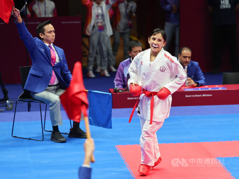 台灣空手道選手谷筱霜(前右)8日杭州亞運空手道女子50公斤級金牌戰對上哈薩克選手,在倒數5秒追平比分,最終裁判裁定谷筱霜勝出,谷筱霜成功拿下金牌。中央社記者裴禛攝 112年10月8日
