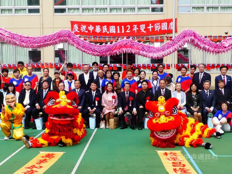 日本東京地區僑學界慶祝雙十國慶，8日在東京舉辦國慶大會升旗儀式及園遊會，駐日代表謝長廷（中右，紅領帶者）與東京華僑總會會長蕭玉蘭（中左，粉衣者）、台灣留日東京同學會會長廖秉睿（右6，坐者）等僑學界人士合影。中央社記者戴雅真東京攝  112年10月8日