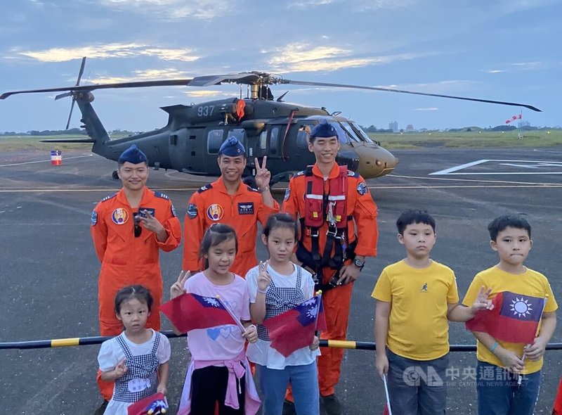 112年國慶晚會8日在空軍台南基地盛大舉行，主題為「民主台灣．堅韌永續」，會場周邊也展示黑鷹等各式優良戰備，是民眾近距離觀看的絕佳機會。中央社記者董俊志攝  112年10月8日