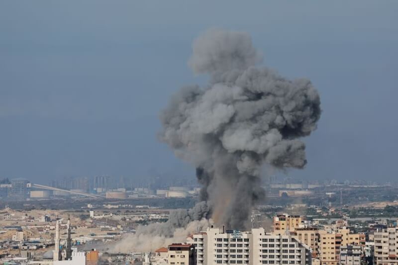 以色列7日對加薩走廊展開反擊，大樓冒出濃煙。（路透社）
