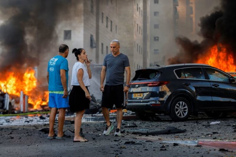 以色列南部城鎮阿什克隆市7日遭到火箭彈攻擊，建築起火燃燒。（路透社）