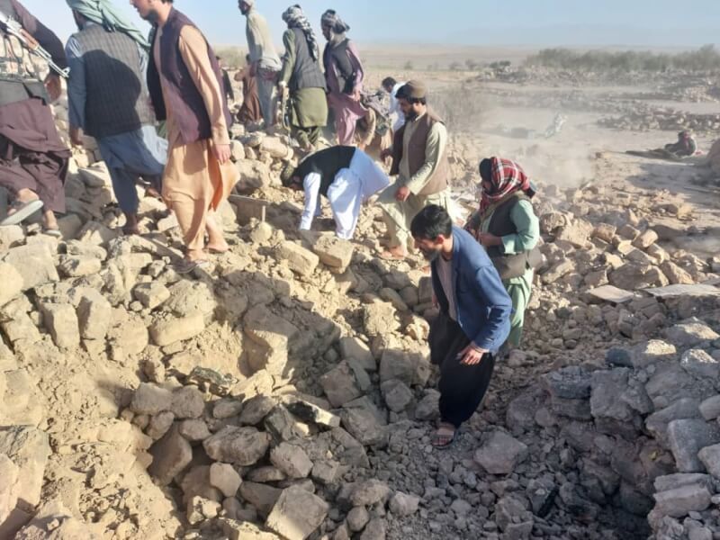 阿富汗7日發生規模6.3強震，許多建物遭震垮。（圖取自twitter.com/WHOAfghanistan）